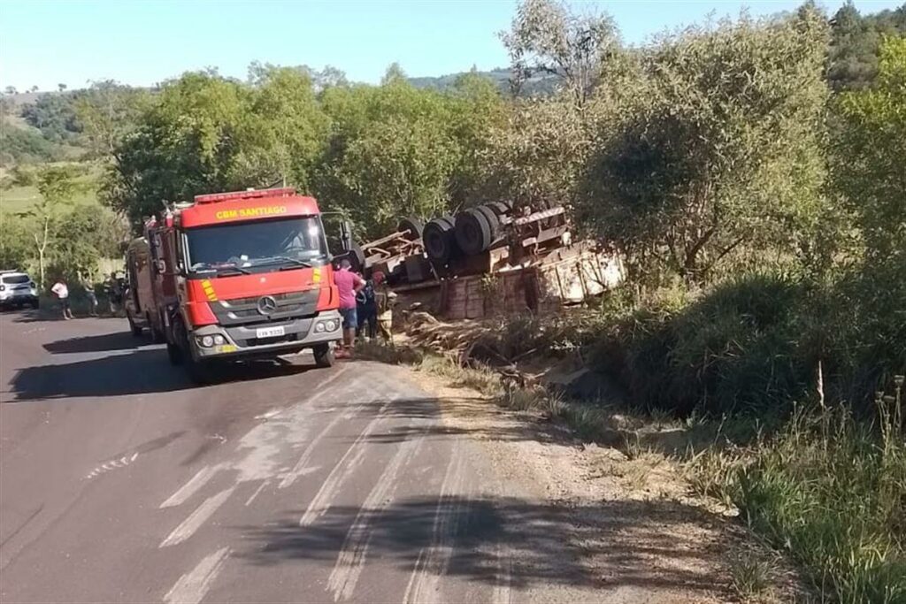 Homem morre e outro fica ferido após caminhão tombar em Nova Esperança do Sul