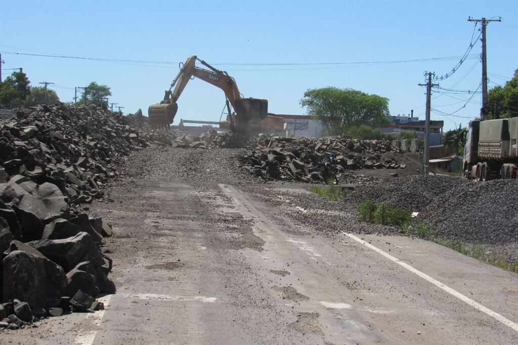 Retomada obra em trecho da duplicação da Travessia Urbana