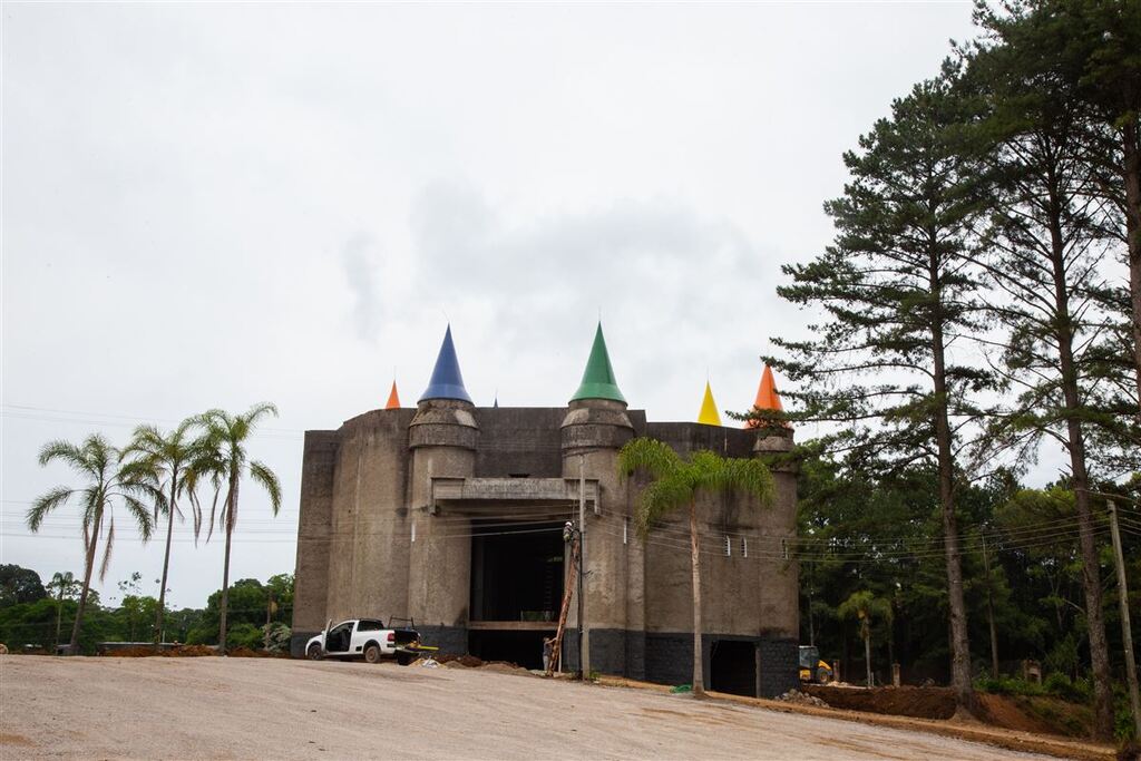 Começa a montagem do palco de shows no Parque Oásis