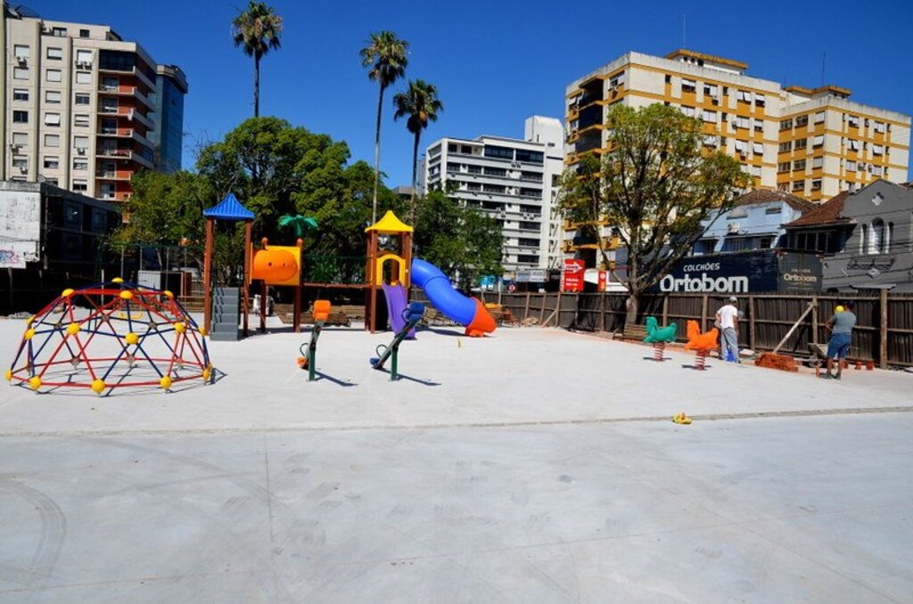 Com canteiros concluídos e brinquedos reinstalados, Praça Roque Gonzales será entregue em dezembro