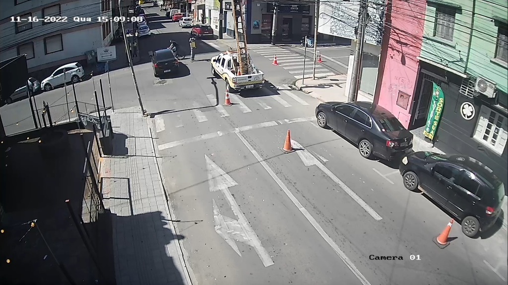 Vídeo: em frente a agente de trânsito, ciclista passa reto e é atingido por carro no Centro