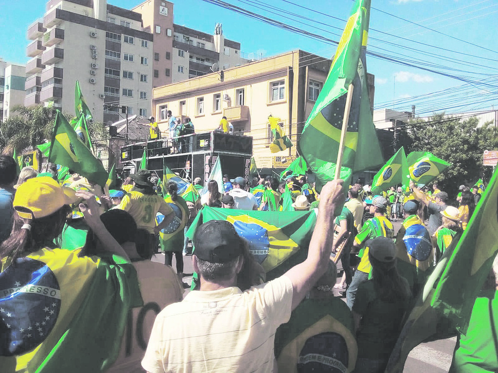 Apoiadores do presidente Bolsonaro se reúnem em mais um protesto