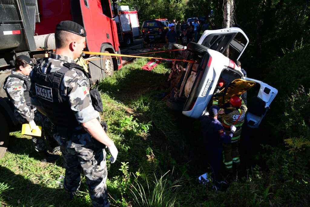 Acidente envolvendo dois carros e um caminhão bitrem na BR-158 deixa três feridos