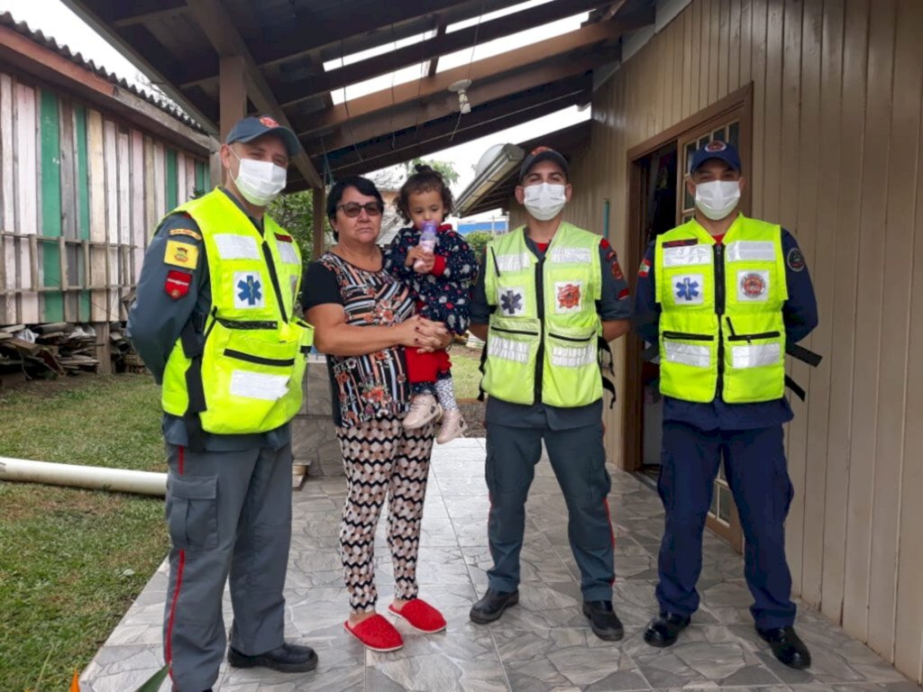 Bombeiro salva vida de criança