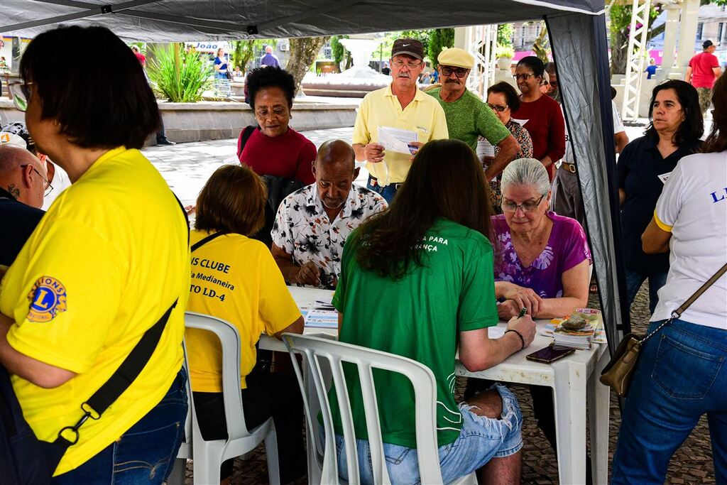 Campanha de prevenção do diabetes é realizada por instituições na Praça Saldanha Marinho em Santa Maria