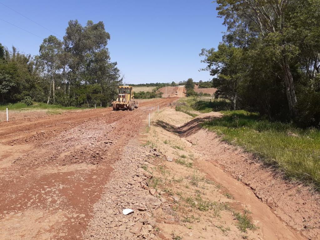 Terraplenagem para asfaltar estrada para Vale Vêneto já está concluída