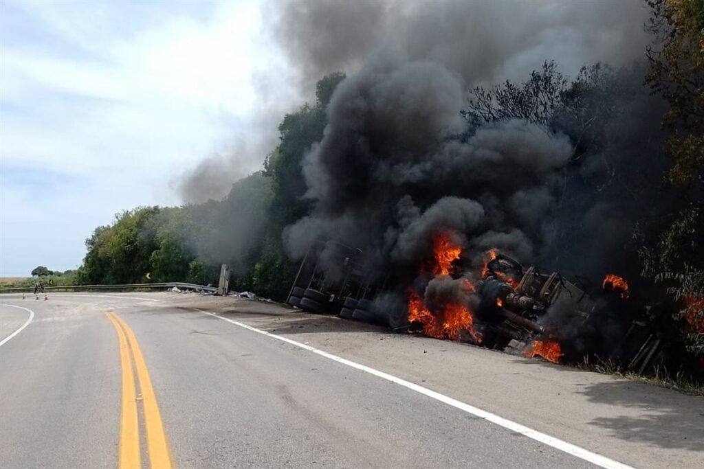 Condutor morre carbonizado após caminhão tombar e incendiar na BR-392