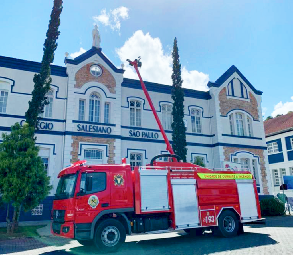 Bombeiros Voluntários recebem novo caminhão para combate à incêndios