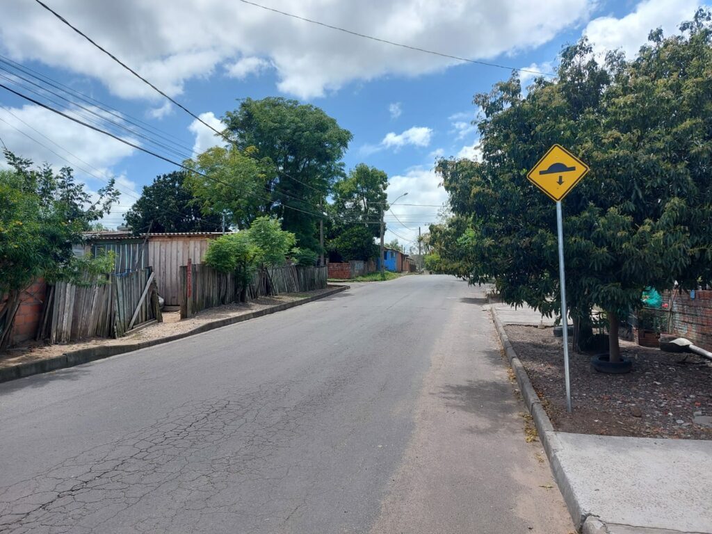 Rua onde idoso morreu atropelado ao salvar o bisneto contará com redutor