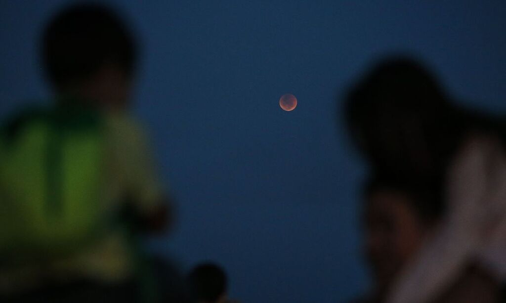Eclipse lunar terá Lua de Sangue na madrugada desta terça-feira; assista
