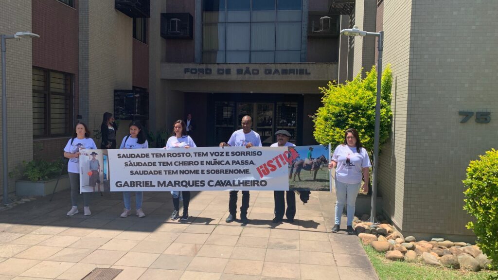 Caso Gabriel: Familiares, testemunhas e réus chegam ao fórum para audiência