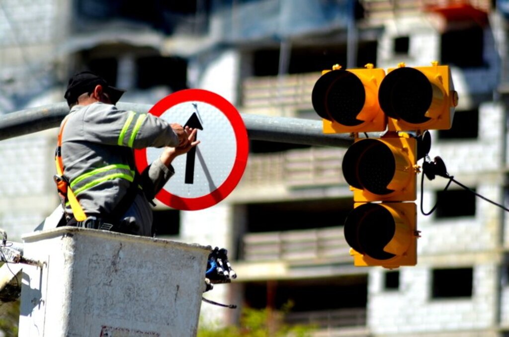 Semáforo é instalado no cruzamento da Av. Medianeira com Rua Appel