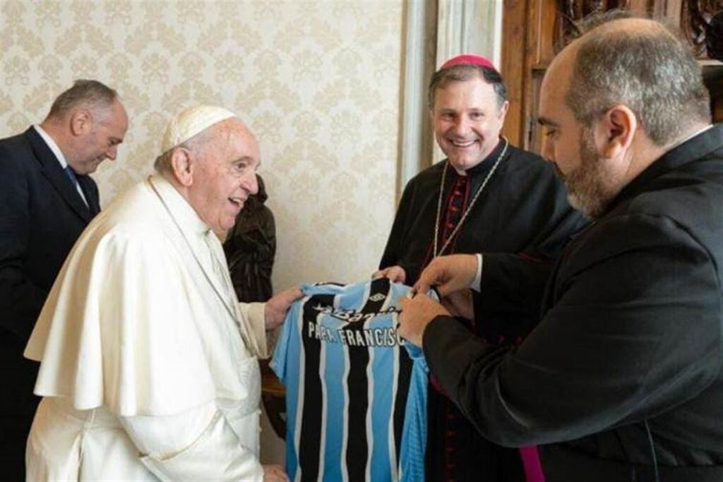 Instagram do Grêmio registra entrega de camisa para o Papa Francisco