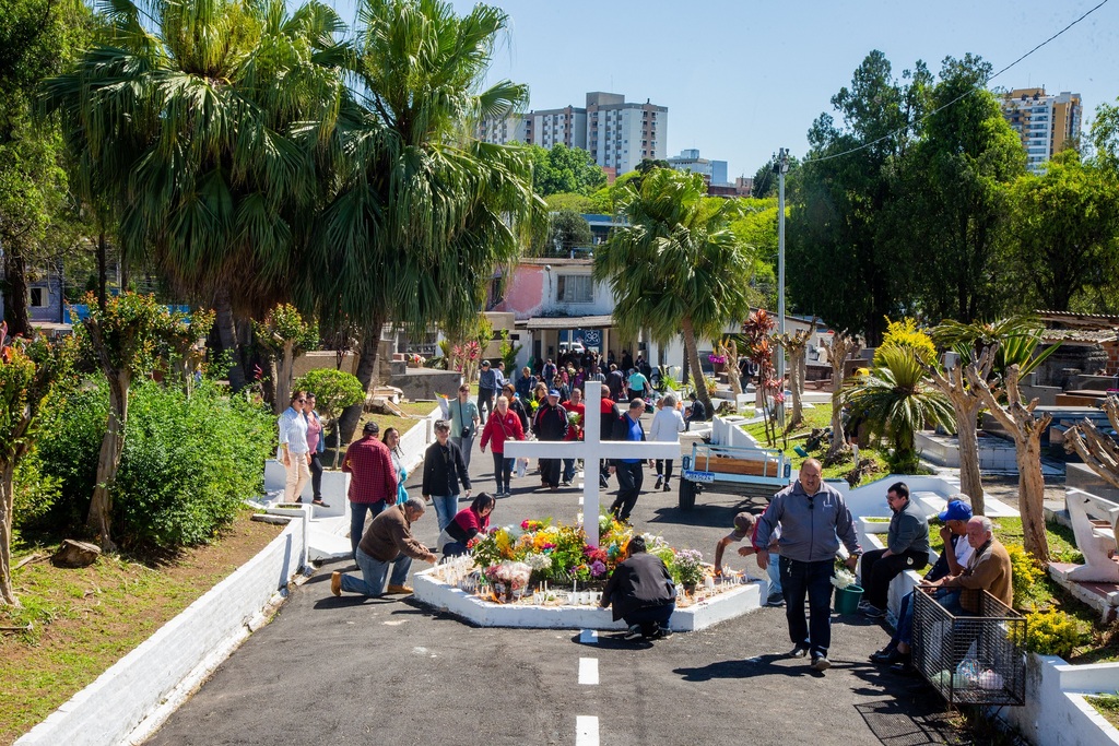 No Dia de Finados, centenas de pessoas visitam cemitérios de Santa Maria