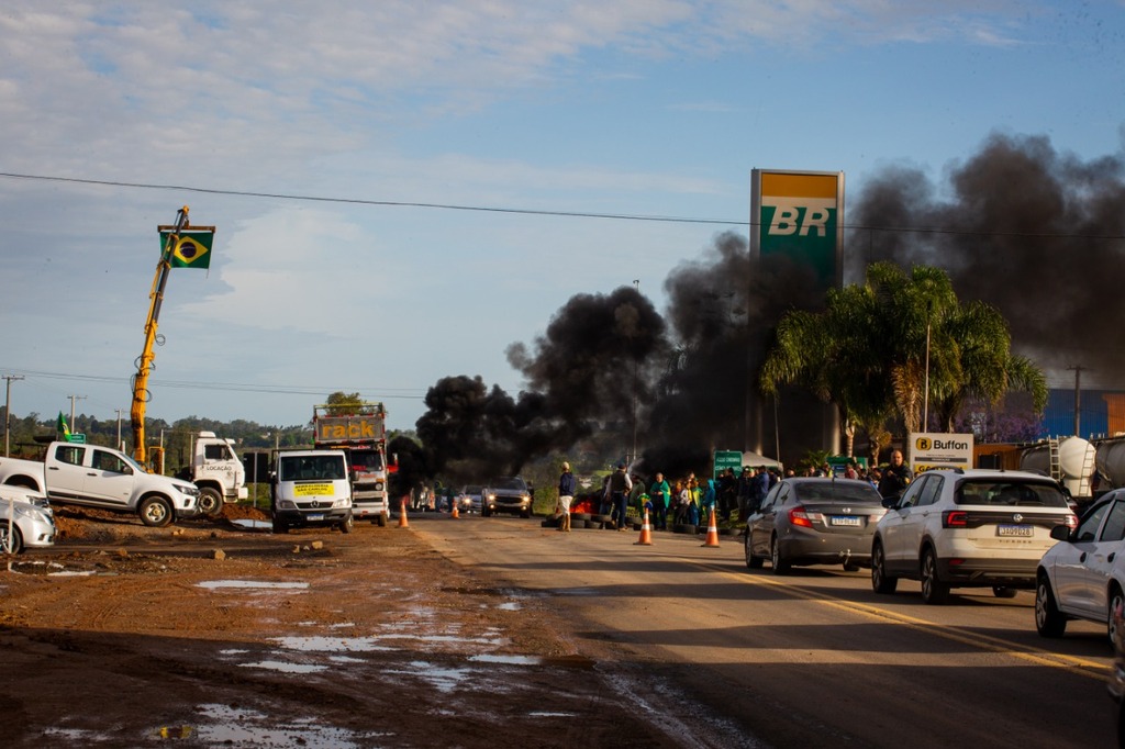 Manifestação na BR-392 é marcada por hino, bandeiras e longas filas entre Santa Maria e São Sepé