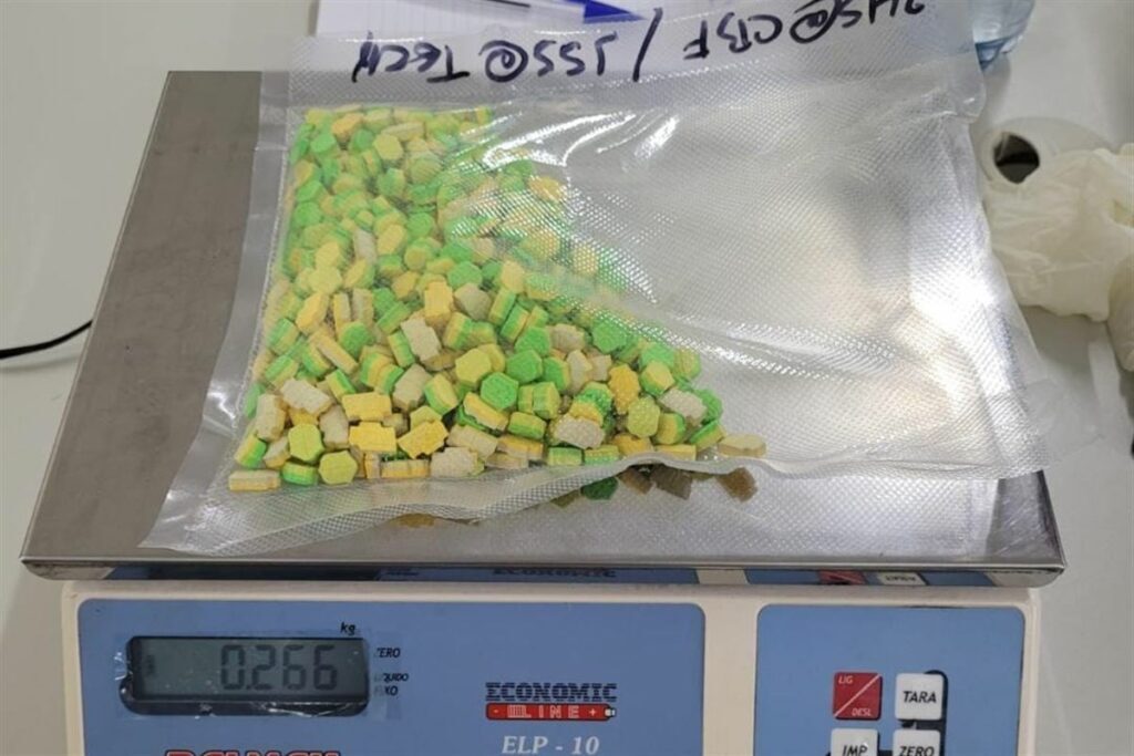 Suspeito é preso em flagrante após receber 500 comprimidos de ecstasy de transportadora