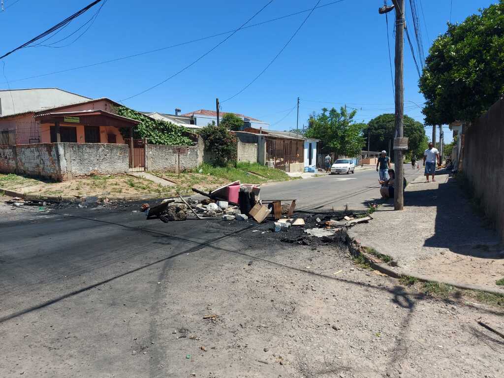 Após atropelamento e morte de idoso, moradores protestam e pedem quebra-molas e sinalização