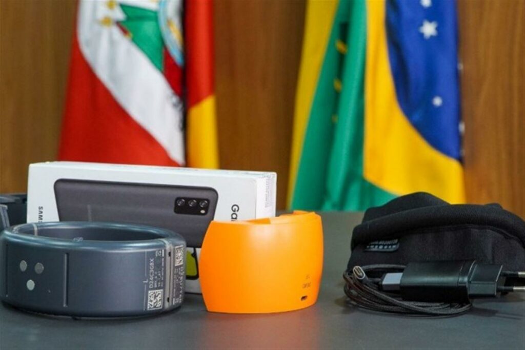 Estado implementa tornozeleiras eletrônicas para monitorar agressores de mulheres