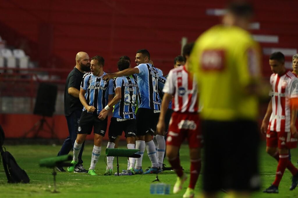 Grêmio vence o Náutico nos Aflitos e garante a volta para a Série A do Brasileirão