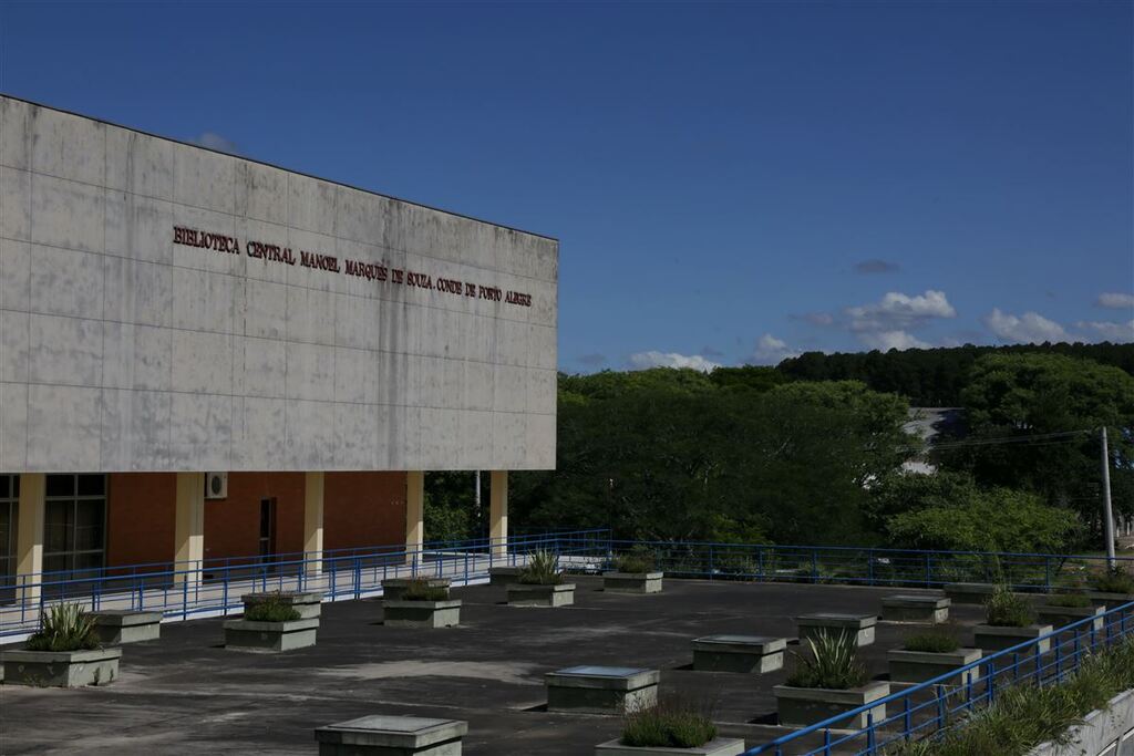 Dois homens são detidos após serem flagrados furtando flores na Universidade Federal de Santa Maria