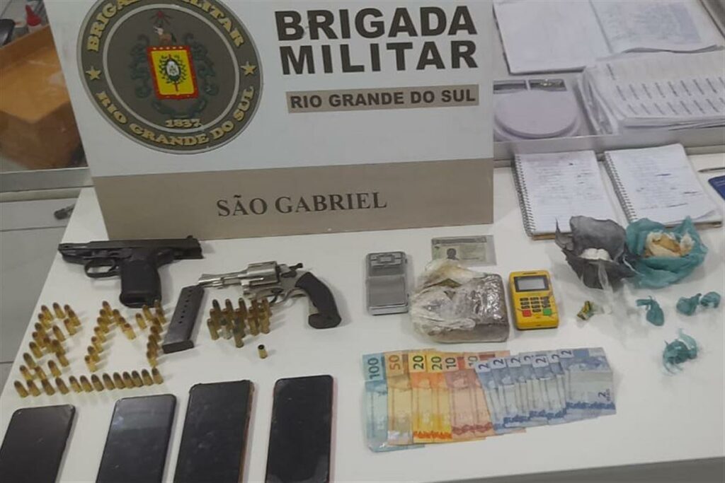 Trio é preso com drogas armas e munições em São Gabriel