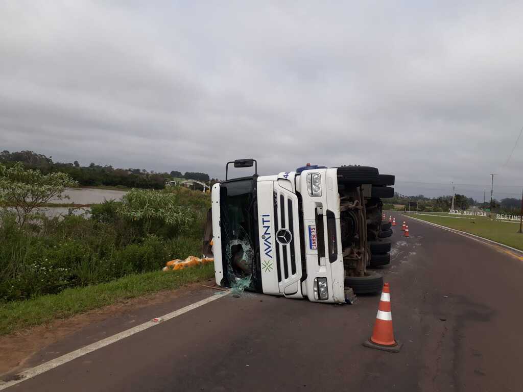 Caminhão tomba no km 197 da RSC-287, no interior de Restinga Sêca