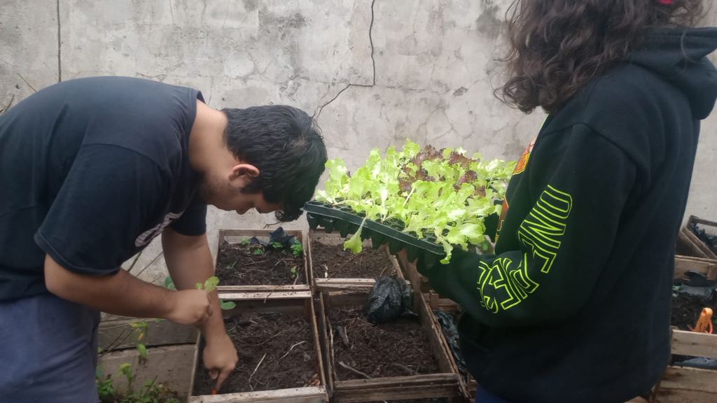 Divulgação - O plantio simboliza a retomada da Horta Solidária que foi suspensa no período severo do verão.