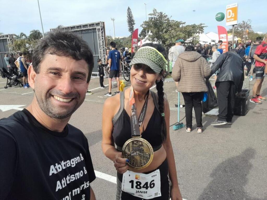 Foto: Arquivo pessoal - Janise, na foto ao lado do treinador Huibner da Silva, concluiu o trajeto em três horas, 43 minutos e 48 segundos