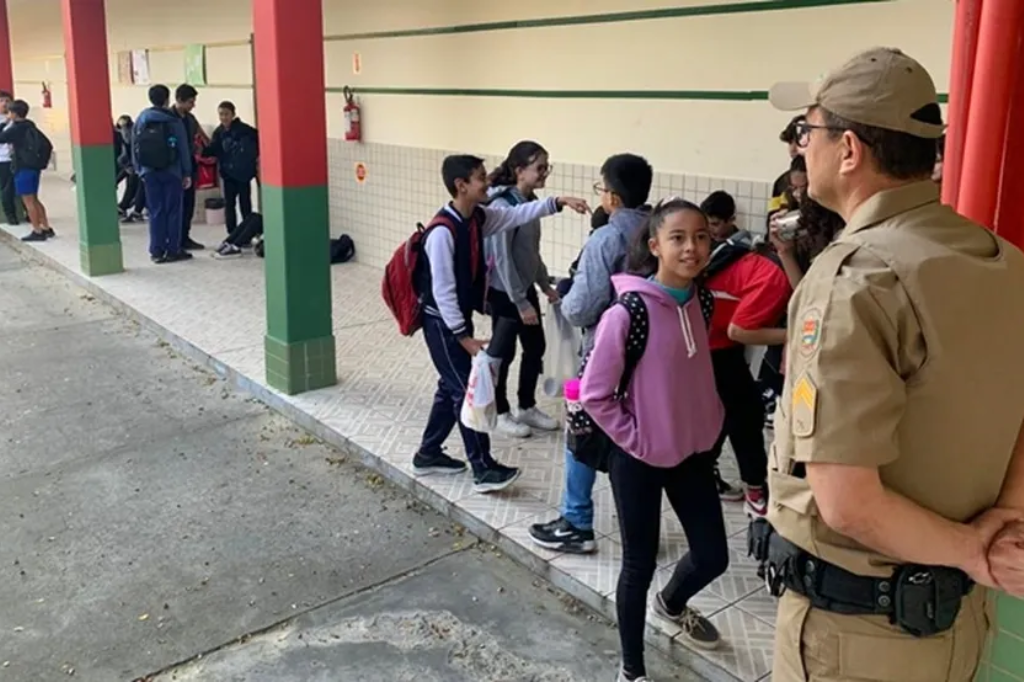 Policiais da reserva começam a atuar na segurança das escolas estaduais de SC, dois meses após ataque a creche