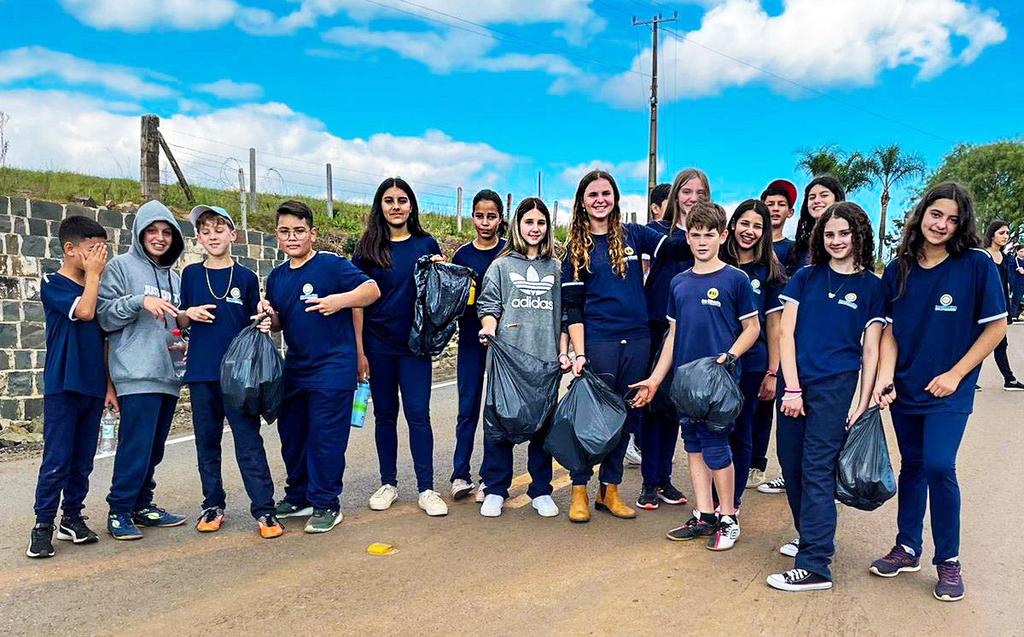 Projeto Florindo Caminhos: Escola Municipal Ivo Silveira realiza o plantio de mudas de ipê em alusão ao Dia do Meio Ambiente