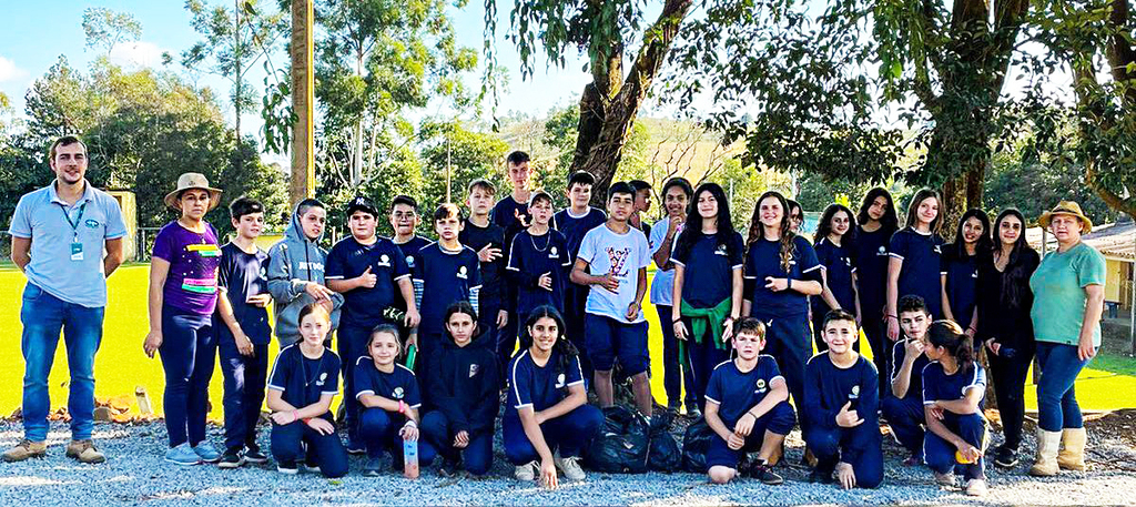 Projeto Florindo Caminhos: Escola Municipal Ivo Silveira realiza o plantio de mudas de ipê em alusão ao Dia do Meio Ambiente