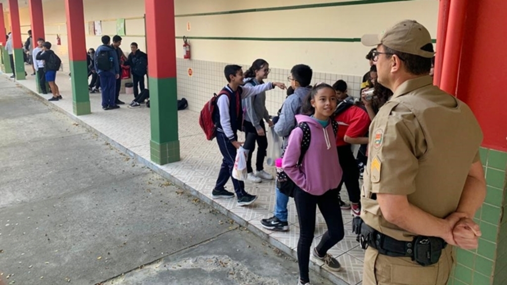 Escolas estaduais começam a receber segurança de policiais da reserva