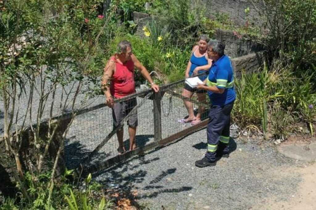 Panfletagem educativa leva orientações sobre as obras da rede de esgoto, em São Francisco do Sul