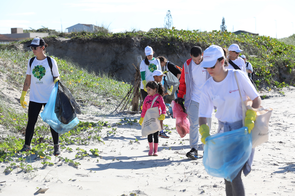 Limpeza na praia do Ervino recolhe cerca de 1 tonelada de resíduos recicláveis