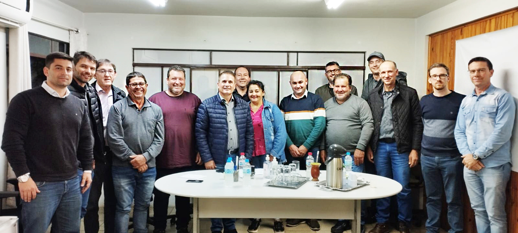 Enio Olimpio Azevedo - Foto legenda: Altair Silva reunido com os Progressistas na Câmara de Vereadores de Capinzal, contando também com a presença dos ourenses.