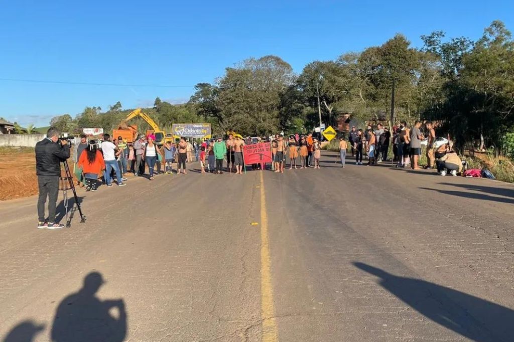  - Grupo bloqueia a SC-283, no acesso a Paial — Foto: PMRv/Divulgação