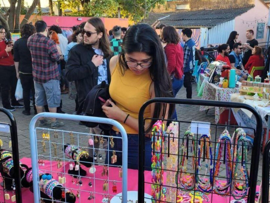 Feriado tem edição da Velha Roupa Colorida