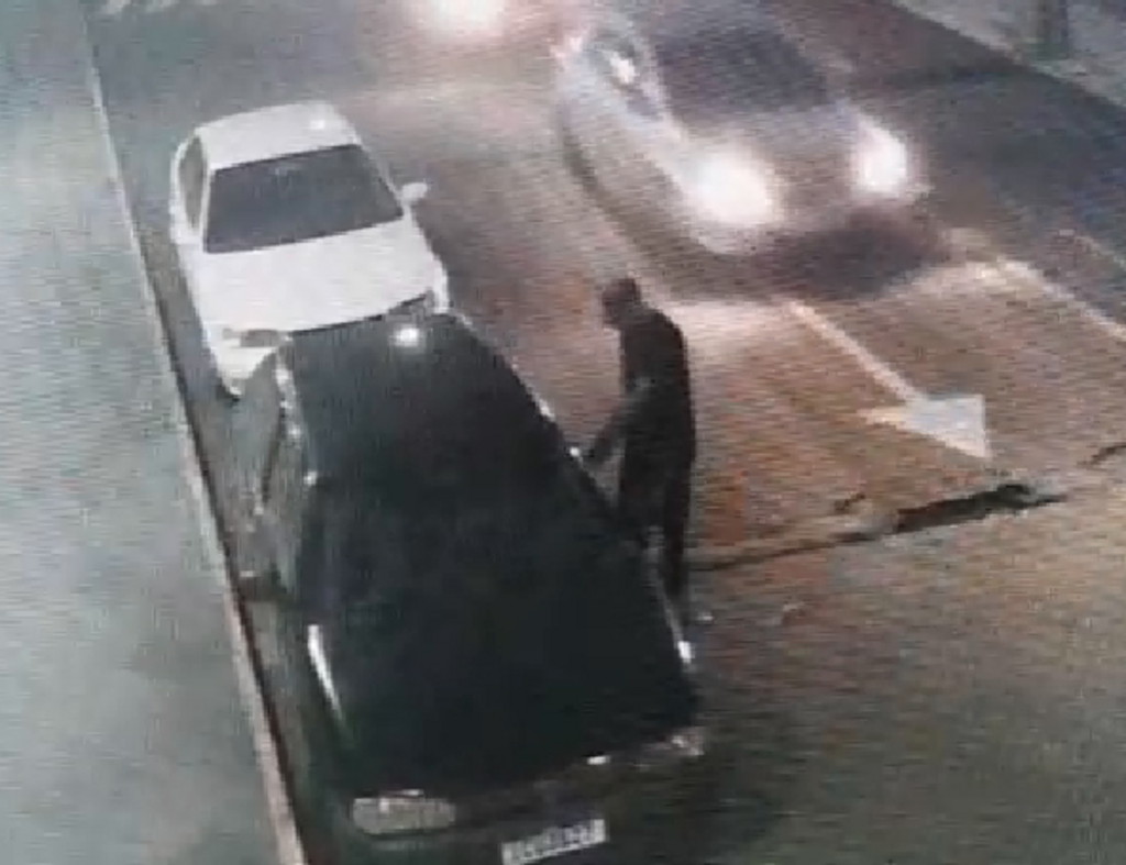 Câmeras flagram homem furtando veículo em rua de Santa Maria