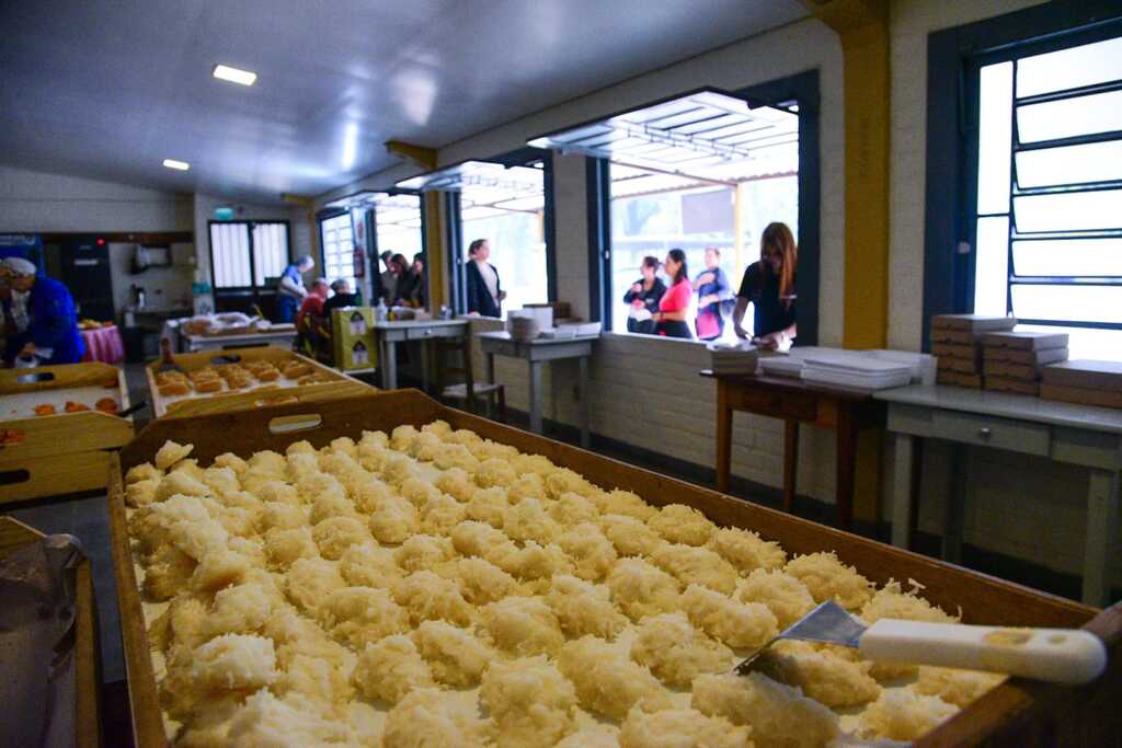 título imagem Quindins, merengues, cucas e cocadas já são comercializados na Feira do Doce da Medianeira