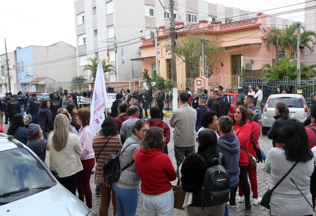 Fotos: Jô Folha - DP - Servidores se manifestaram em frente à Câmara de Vereadores