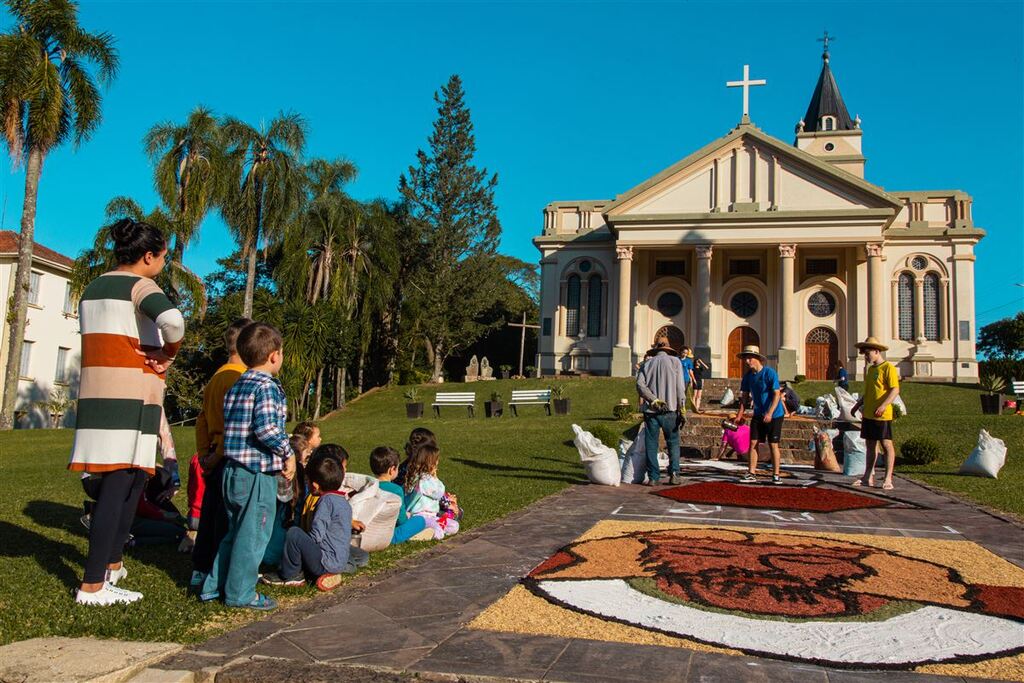 Comunidade prepara os tradicionais tapetes para a Festa de Corpus Christi de Vale Vêneto