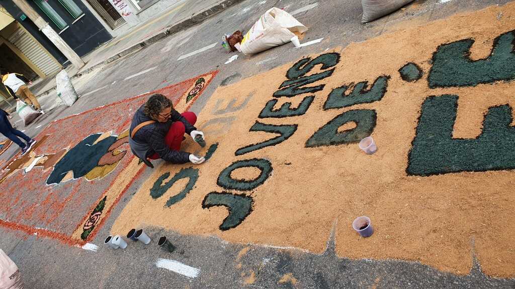 Mosaicos coloridos enfeitam a rua Padre Anchieta