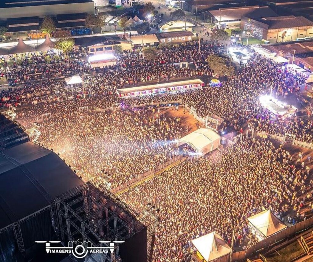 Hugo e Guilherme, Ludmilla, Luan Santana e Alok lotaram o parque na véspera do feriado