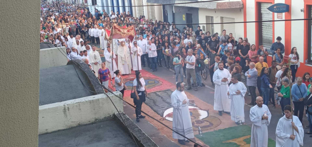Centenas de pessoas acompanham procissão de Corpus Christi