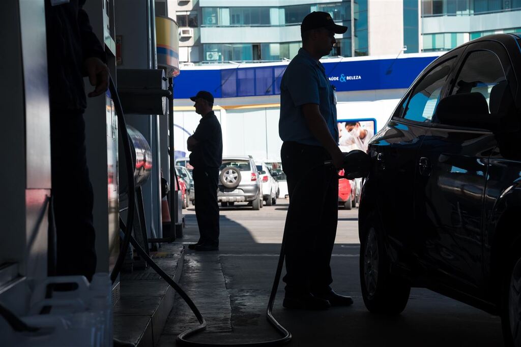 Preço da gasolina em 15 cidades da região varia de R$ 4,96 a R$ 6,04