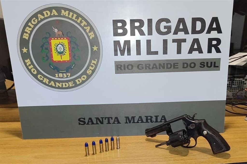 Adolescente é apreendido com arma e munições em Santa Maria