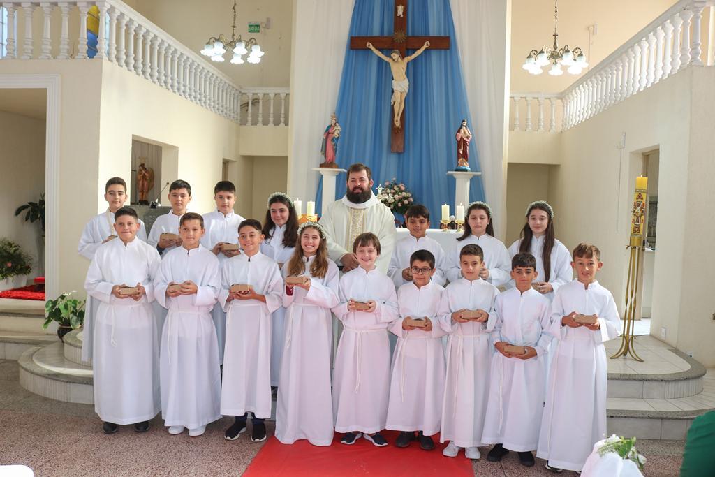 16 JOVENS DA MATRIZ RECEBEM A 1ª EUCARISTIA EM SÃO JOÃO DO SUL