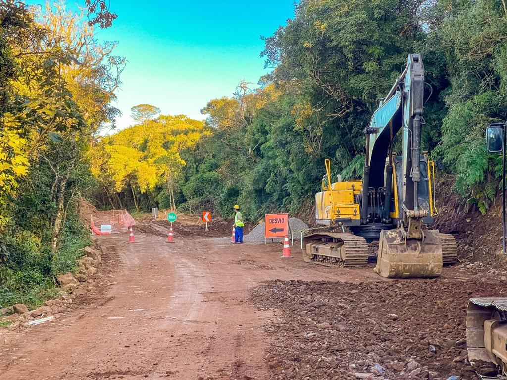 OBRAS ACELERADAS PARA CONCRETIZAR 
AS PRIMEIRAS CURVAS NA SERRA DO FAXINAL EM PRAIA GRANDE