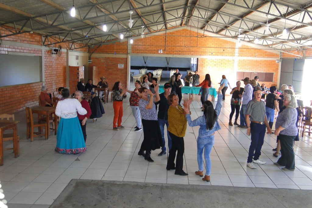 Comunidade de Pessegueiro, em Bocaina do Sul, recebe Baile da Melhor Idade