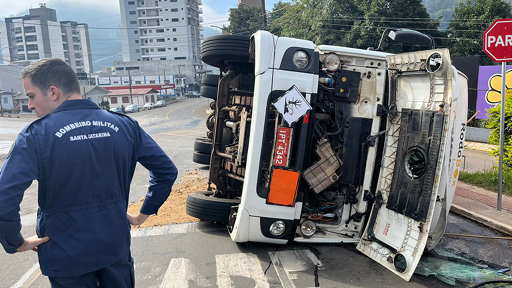  - Acidente ocorreu no último domingo na esquina da Três de Abril com a Sete de Setembro